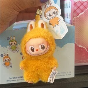 CONFIRMED - LETTER Y  POP MART - LABUBU - PIN OF LOVE -